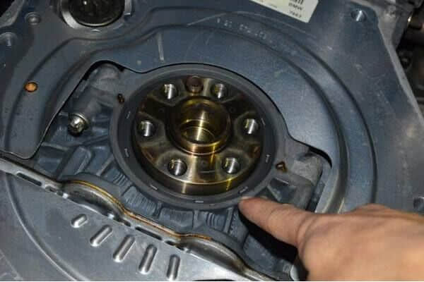 發(fā)動(dòng)機(jī)曲軸油封發(fā)生漏油的原因